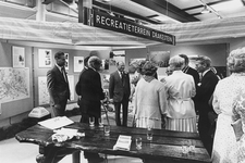 840989 Afbeelding van koningin Beatrix bij de afdeling 'Recreatieterrein Drakestein' op de speciale tentoonstelling in ...